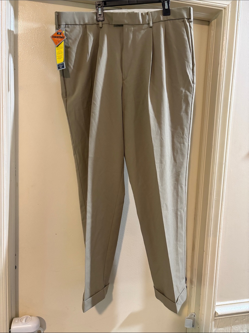 Dockers Men's Pleated Chinos in Light Khaki NWT 38x30